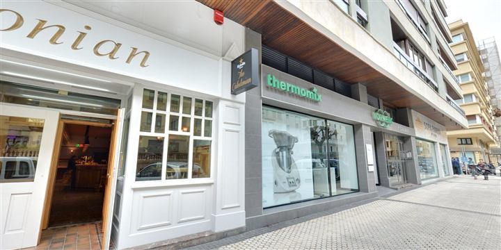 Entrada del local en Paseo Colón
