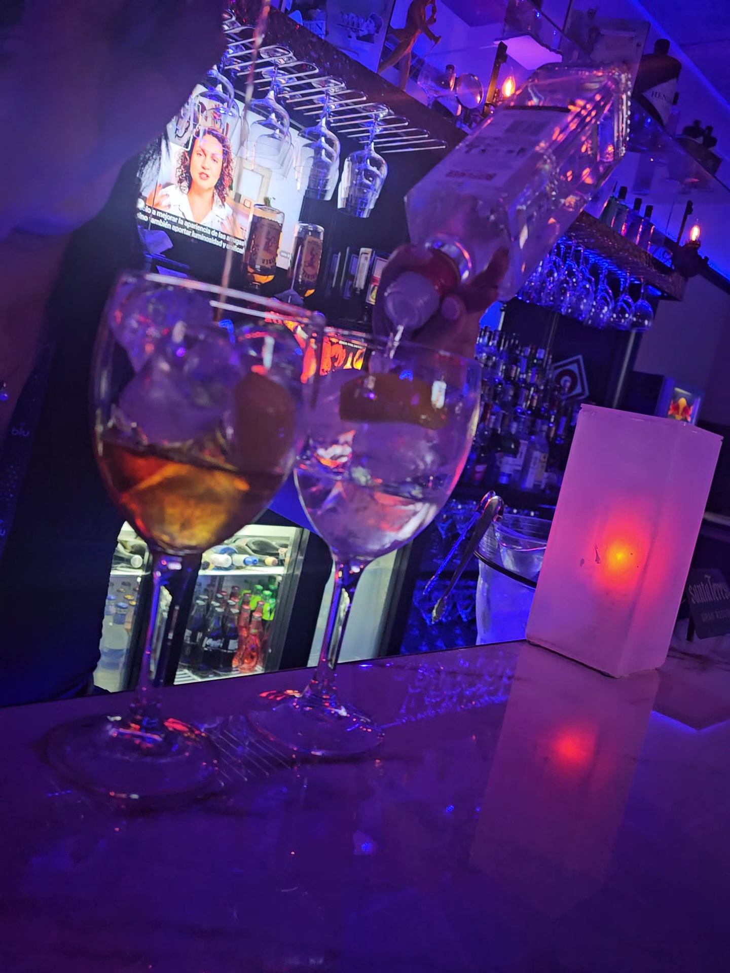 Dos gin-tonics servidos en la barra bajo luces de neón